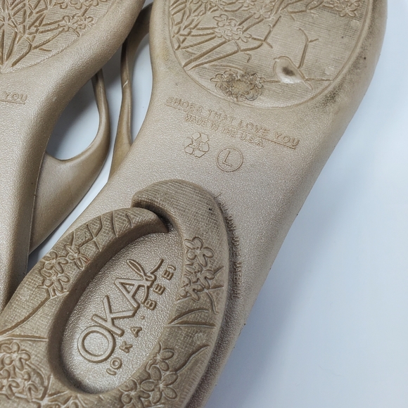 Oka B Women's size Large Flip Flops Gold Tan Rubber Nubby Arch Metal Flower - Picture 7 of 7